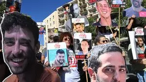 Families and supporters of Israeli hostages carry cut out portraits of those held by Hamas in Gaza during a protest demanding a ceasefire deal near Israeli Prime Minister Benjamin Netanyahu s residence in Jerusalem on Tuesday, October 7, 2025, on the second anniversary of the Hamas massacre on Israel on October 7, 2023, killing 1,200 and taking more than 250 hostages. PUBLICATIONxNOTxINxUSA JER2025100707 DEBBIExHILL