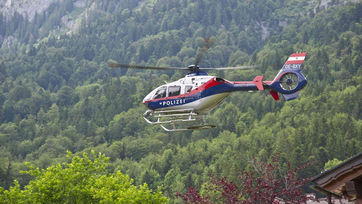 Auch ein Hubschrauber steht im Einsatz (Symbolfoto)