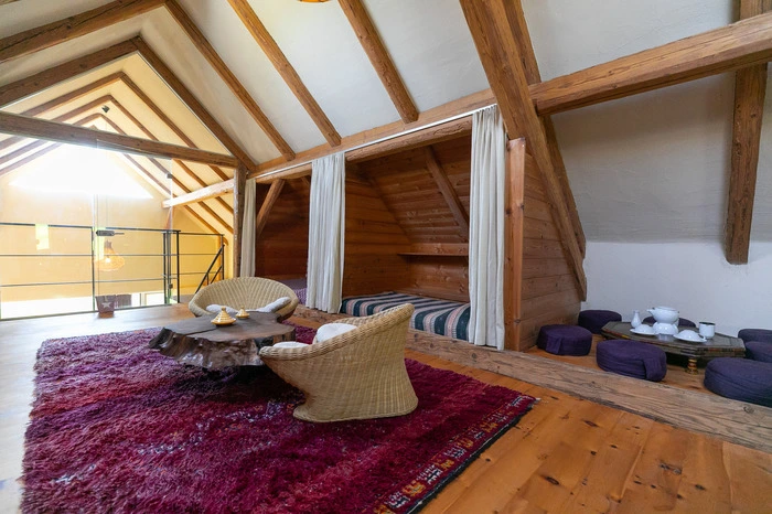 So natürlich wie möglich: Im angegliederten Ferienhaus setzt man auf Holz.