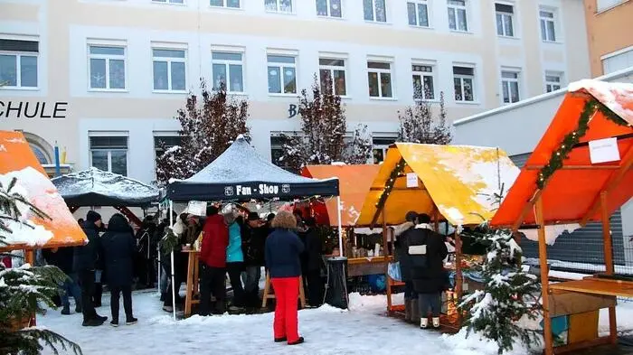 Der ausgiebige Schneefall am Samstag zauberte eine prächtige Winterstimmung zum Adventmarkt in Bärnbach. 
