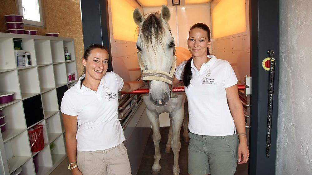Menghini (links) und Peer mit Flamenco: Das Pferd genießt die Farblichttherapie
