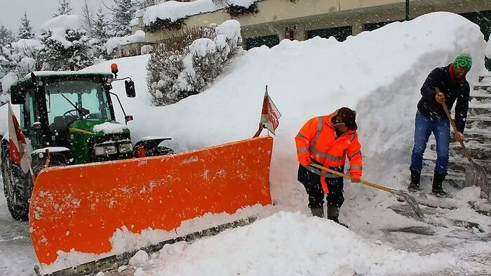 Alle Hände voll zu tun: Mit großem und kleinem Gerät versucht man, den Schneemassen Herr zu werden