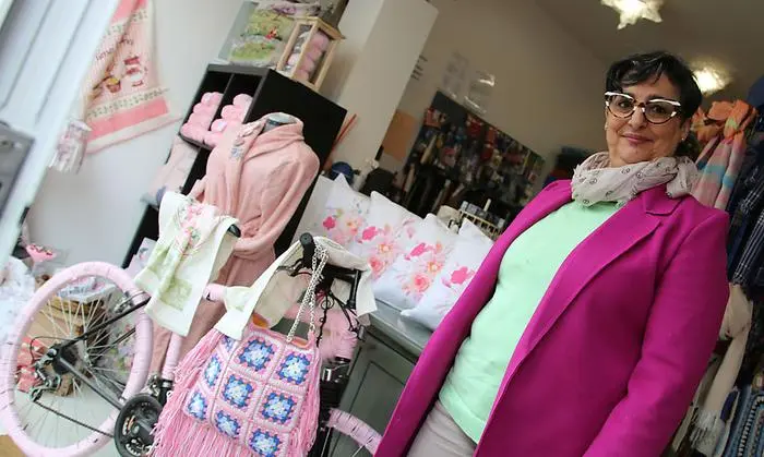 Nadia Schiappi hat ein Rad rosa umgarnt