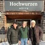 Hüttenwirtin Reini Stocker verköstigte auf ihrer Hochwurzen Hütte die beiden hungrigen Skifahrer Howie Dorough (links) und AJ McLean mit Ripperln