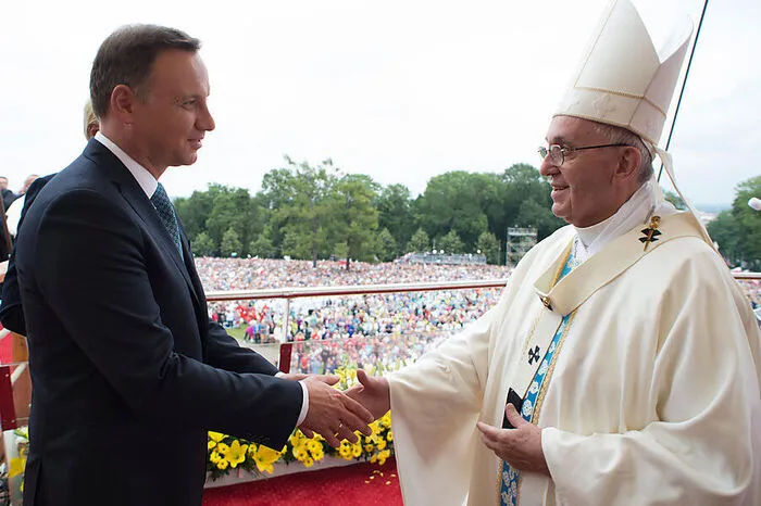 Es sei die "die Bereitschaft zur Aufnahme derer notwendig, die vor Kriegen und Hunger fliehen", sagte Franziskus beim Treffen mit Präsident Andrzej Duda in Krakau.