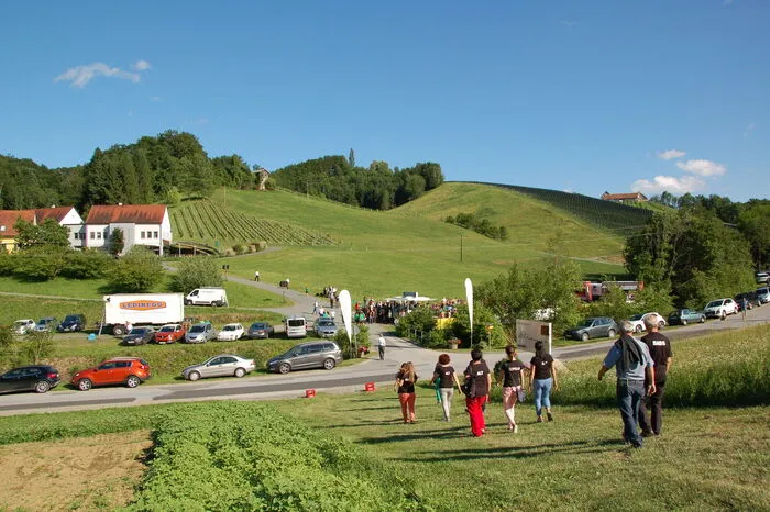 Heuer ging es da besonders liederlich zu: 14 Frauen- und Männerchöre aus Leibnitz, der Obersteiermark und Slowenien sorgten für eine besondere Klangwolke über den Weinbergen.