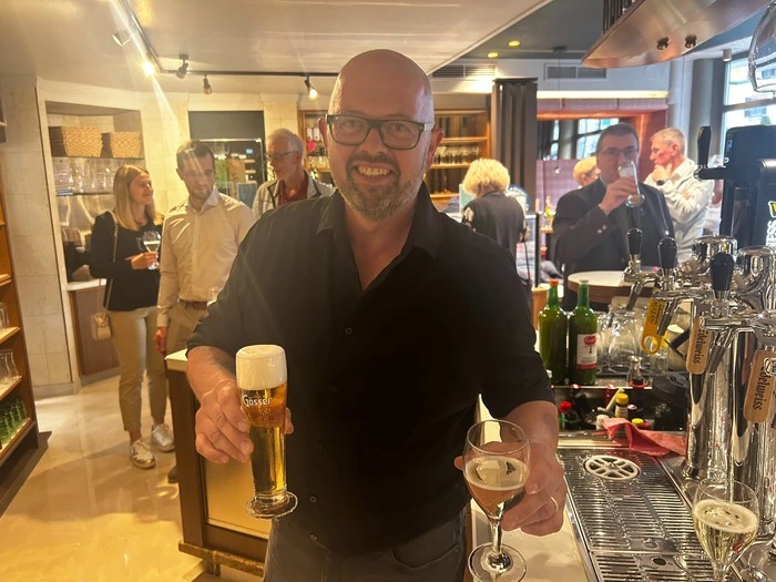 Markus Gruber an seinem neuen Arbeitsplatz hinter der Theke