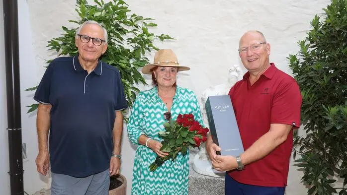 Karl Maitz ehrte die tausendste Besucherin Doris Eßbüchl aus dem Wienerwald mit Viktor Eßbüchl