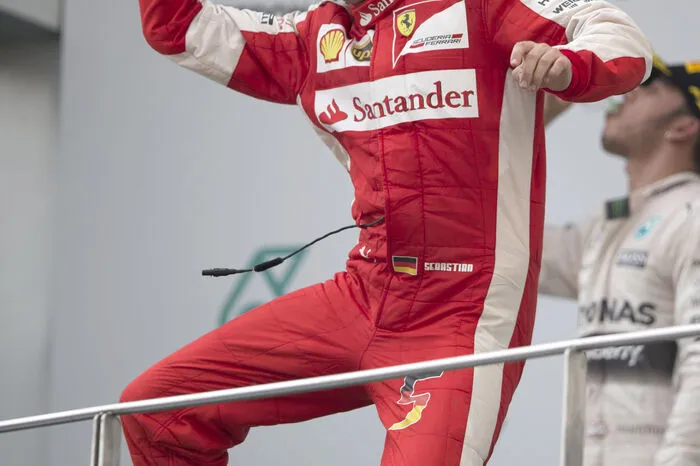 Vettel stand bei der Siegerehrung mit Tränen in den Augen auf dem Podium.