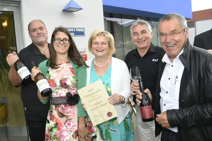 Die  asut Firmenchefs Siegfried Arztmann und Michael Szirch mit August Mayer und den Winzerinnen vom Weingut Lehner Minkowitsch in Mannersdorf.