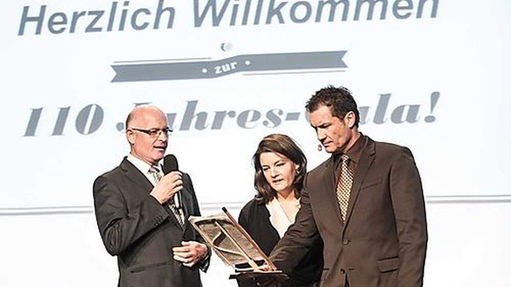 Kleine Zeitung-Geschäftsführer Walter Walzl, Kärntens Chefredakteurin Eva Weissenberger und Moderator Armin Assinger