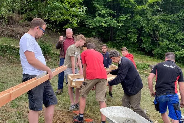Rund 10.000 Arbeitsstunden flossen in das Projekt. Seit September 2019 haben die Landjugend-Mitglieder so gut wie jedes Wochenende und viele freie Abende mit Arbeiten rund um den Themenweg verbracht.