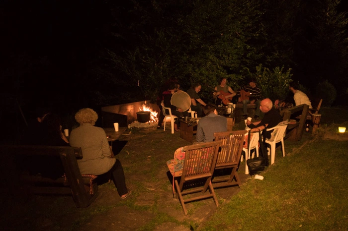 In diesem Sinne feierten, plauderten und musizierten die Gäste gemeinsam, nachdem ab dem Nachmittag die Arbeiten der Künstler präsentiert wurden. Mehr zum Sommerfest.