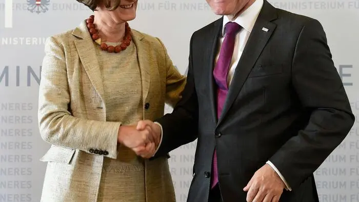Jänner Geheime Sideletter werden publik und Chats auf dem Handy des früheren Kabinettschefs im Innenministerium, Michael Kloibmüller, bringen die früheren Minister Johanna Mikl-Leitner, Wolfgang Sobotka und Wolfgang Brandstetter (alle ÖVP) in Bedrängnis.