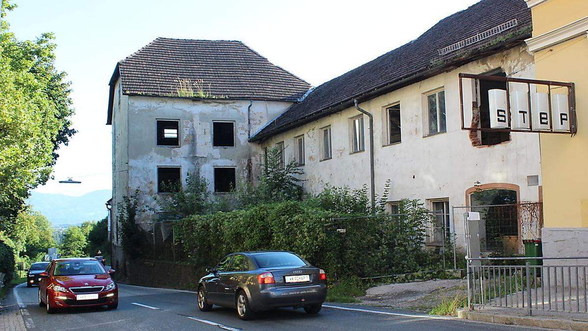 Seit vielen Jahren klagen die Völkermarkter über das baufällige Gebäude bei der Stadteinfahrt