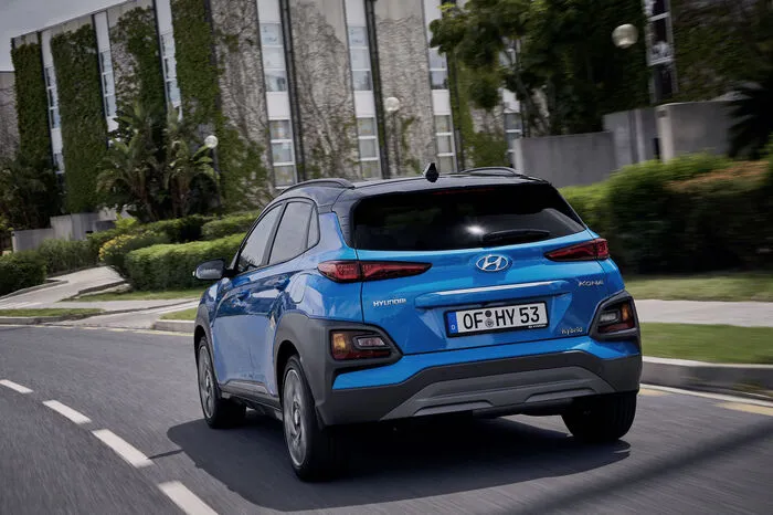 Ab Herbst kommt das kompakte SUV auch als Hybrid, bestehend aus einem 1,6-Liter-Vierzylinder-Benziner und einem Elektromotor. Der eine steuert 105 PS, der andere 32 kW (43,5 PS) zur Systemleistung von 141 PS und 265 Newtonmetern maximalem Drehmoment bei.