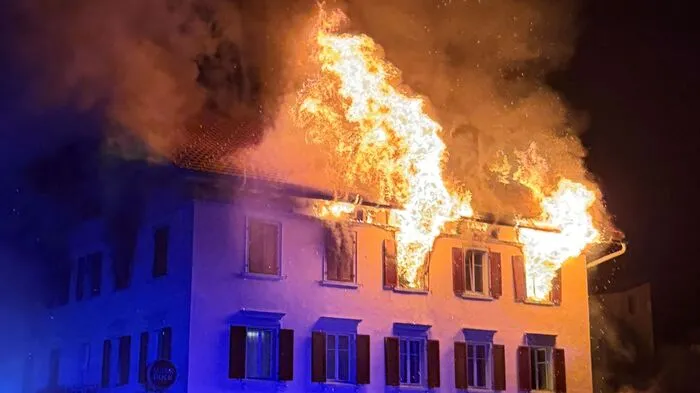 Wohnhaus im Kanton Graubünden in Flammen