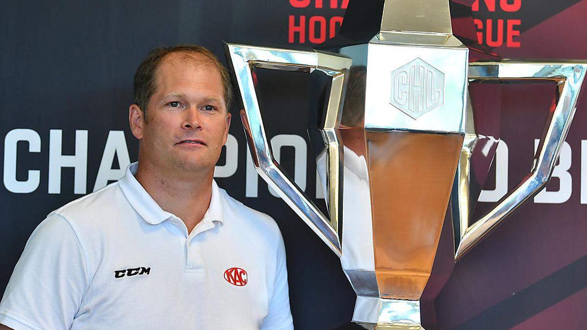 KAC-Trainer Steve Walker mit der CHL-Trophäe 