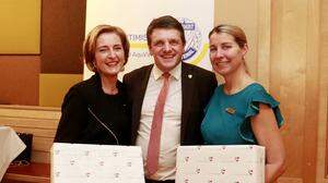 Bürgermeister Franz Jost mit der neuen Soroptimist-Präsidentin Rosemarie Scharmer-Rungaldier (links) und Alise Oosterveld 