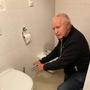 Neben dem Bidet hat Helmar Steindl den Eindringling am Boden fixiert