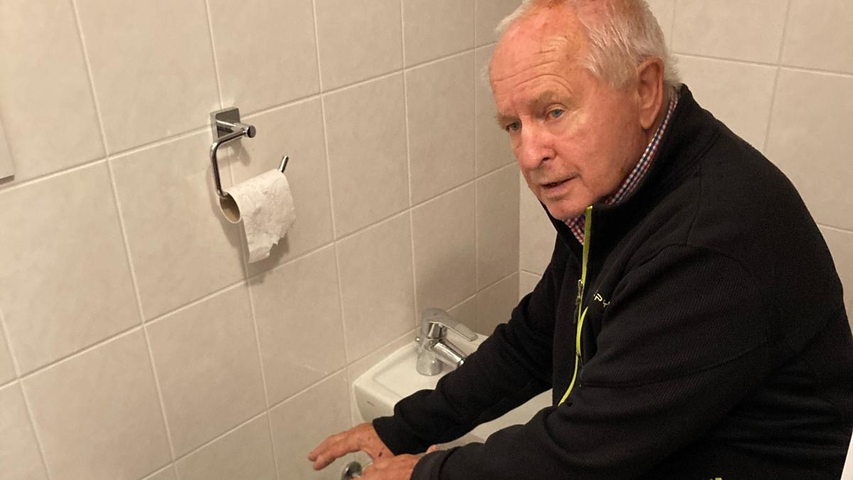 Neben dem Bidet hat Helmar Steindl den Eindringling am Boden fixiert