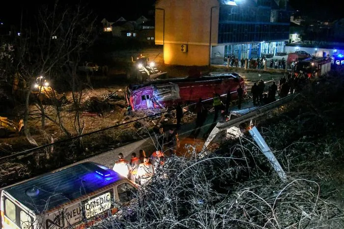 Der Unfall ereignete sich auf einer Autobahn rund 20 Kilometer von der Hauptstadt Skopje entfernt. Nach Angaben der Staatsanwaltschaft durchbrach der Bus eine Leitplanke, kam von der Autobahn ab und überschlug sich.  