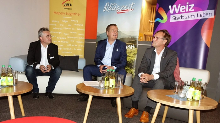 Hoteldirektor Ingo Reisinger, Jufa-Chef Gerhard Wendl und Bürgermeister Erwin Eggenreich stellten das neue JUfa-Hotel Weiz vor.