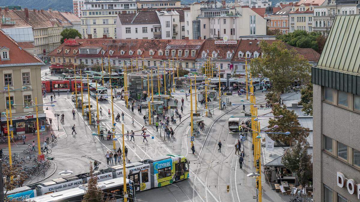 Ein kleines Verwirrspiel am Jakominiplatz: Der Platz selbst gehört zum Bezirk Innere Stadt, manche Adressen aber zu Jakomini und St. Leonhard