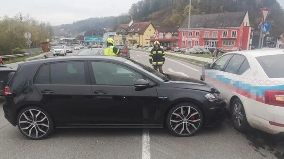 Der Fahrer eines Fahrzeuges wurde bei dem Zusammenstoß leicht verletzt