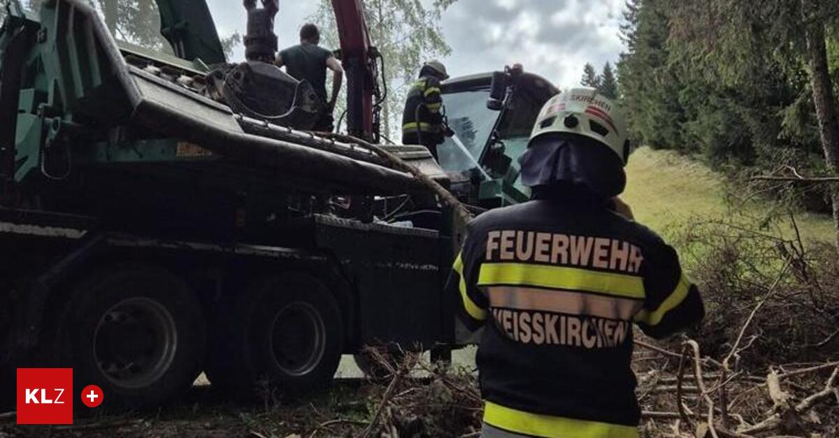 Wei-kirchen-Lkw-fing-in-abgelegenem-Waldst-ck-Feuer-Brand-mit-Feuerl-schern-bek-mpft