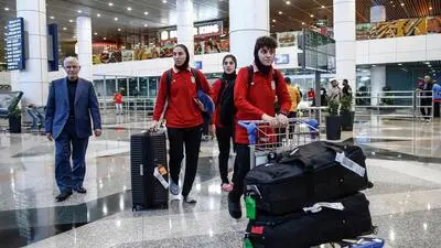 Mitglieder des iranischen Frauen-Fußball-Teams nach ihrer Ankunft in Kuala Lumpur