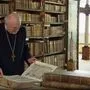 Abt Benedikt Plank in der Klosterbibliothek
