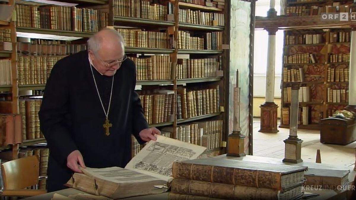 Abt Benedikt Plank in der Klosterbibliothek