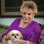 Connie Francis mit ihrem Hund Lexi 