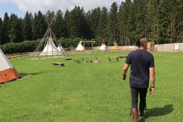 In den Tipi-Zelten sind nicht nur rund 300 Exponate ausgestellt, man kann auch in ihnen übernachten.