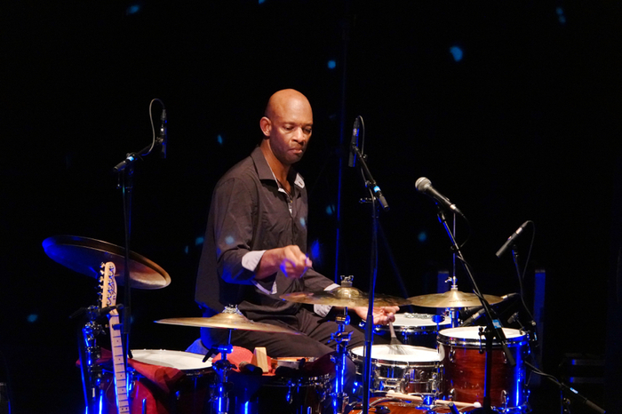 ... und Michael Jerome, Drums.