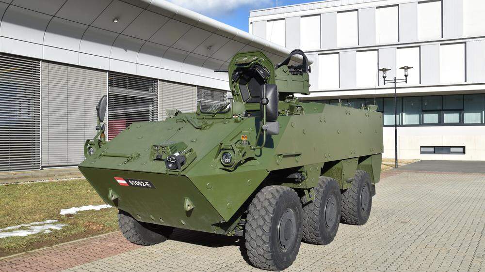 Ein Panzer vor einem Gebäude | 225 Exemplare des Radpanzers „Pandur Evolution“ könnte das Bundesheer kaufen.
