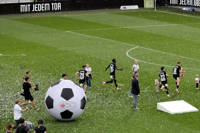 Nach Schlusspfiff gab es bei den Akteuren kein Haltenmehr.