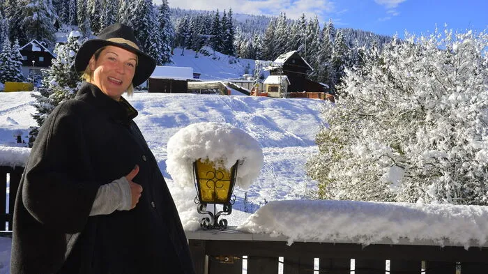 Eva Maria Krische vom Alpengasthof Krische blickt auf eine wunderbare Winterlandschaft.