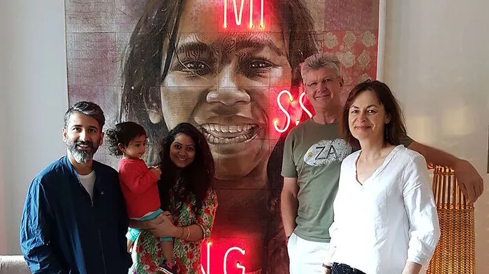 Das Künstlerpaar Bishwajit Goswami und Tania Sultana mit Tochter Borisho Dhorea, Karin Reinprecht und ihrem Mann David Hancock