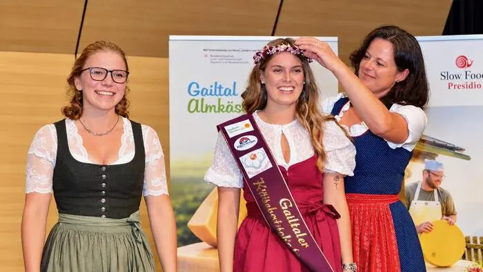 Elisabeth Buchacher (rechts) krönt die neue Gailtaler Almkäse-Botschafterin Lea Rieder (Mitte). Links ist ihre Vorgängerin Sara Hohenwarter