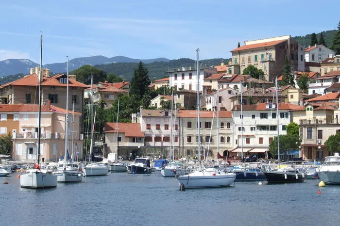 Der Lungomare, die zwölf Kilometer langen Promenade, die heute wieder Kaiser-Franz-Josef-Weg heißt, schlängelt sich die Klippen entlang vom romantischen Künstlerdorf Volosko (Bild) über Opatija bis nach Lovran. Auch in diesem lebendigen Fischerstädtchen wurden noble Residenzen der Jahrhundertwende wieder aufgefrischt.