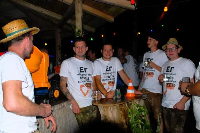 Für den mehr als 100 Mitglieder starken Eisschützenverein erfreulich, immerhin fließen die Einnahmen des zweitägigen Festprogramms in die Vereinskassa, um den Sportbetrieb aufrechtzuerhalten.
