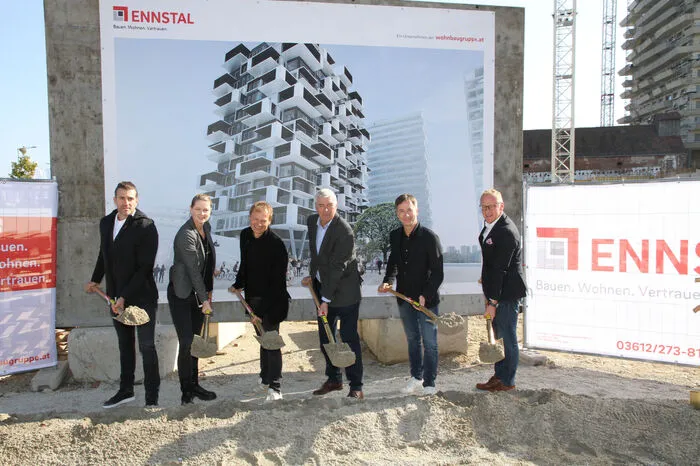 ... erfolgte am Dienstag. Mit dabei: Bernhard Lederer-Grabner (Firma Lederer), Gabriele Jaindl-Steinmannund Thomas Pucher (beide Architekturbüro Pucher), Wolfram Sacherer und Alexander Daum (Wohnbaugruppe ENNSTAL) und Peter Schaller (Firma Porr)