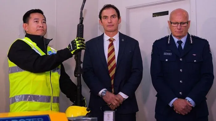 Polizeiminister Stuart Nash (Mitte)