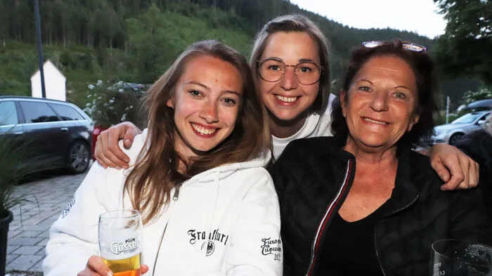 Am Foto von Links: Hannah Wagner vom „Team Klappergass“ aus Frankfurt, die Scheiberwirtin Stefanie Fritzer und Renate Kiesel vom HINTI-Fanclub aus Frankfurt.  