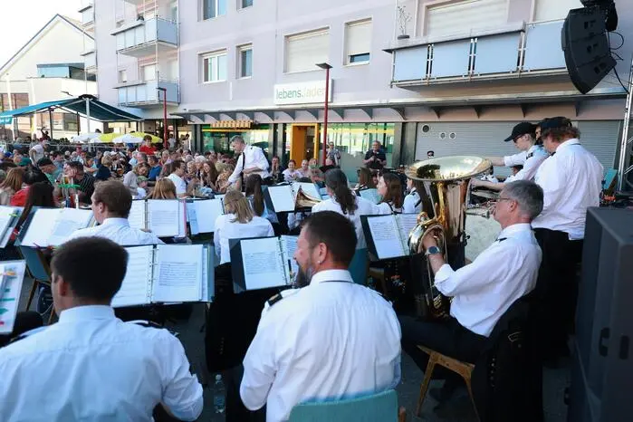 Musikalische Höhepunkte sorgten die Akteure der „Musical HiT Akademie“, die auf der Bühne Auszüge aus ihrem neuen Programm präsentierten, das im Juli im Arbeiterheim Fohnsdorf aufgeführt wird. Anschließend spielte die Bergkapelle Fohnsdorf auf, ehe schließlich die Band „Egon 7“  bis in den späten Abend für Stimmung sorgte. 