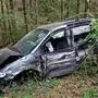 Durch die Wucht des Aufpralls schlitterte der Pkw geradeaus in den angrenzenden Wald