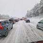 Die A21 in Niederösterreich musste am Samstag nach starken Schneefällen komplett gesperrt werden