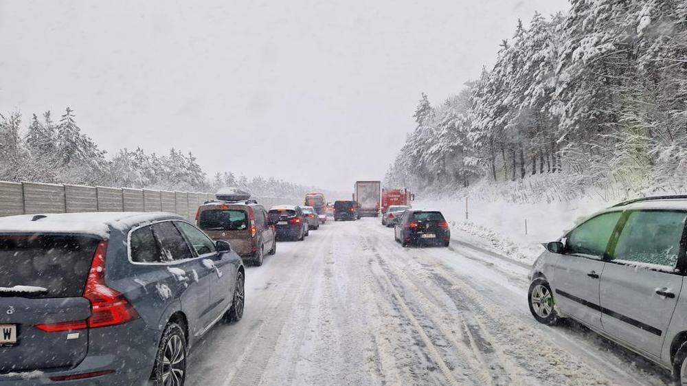 Die A21 in Niederösterreich musste am Samstag nach starken Schneefällen komplett gesperrt werden